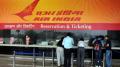 Путешественники у кассы из-за отмены рейсов Air India | Индранил Мукерджи/AFP/Getty Images Путешественники у кассы из-за отмены рейсов Air India | Индранил Мукерджи/AFP/Ge