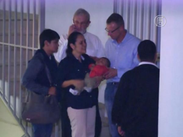 Перепутанные в роддоме Сальвадора младенцы вернулись к матерям спустя четыре месяца