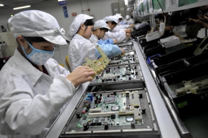 Сборочная линия на заводе Foxconn в провинции Гуанчжоу, Китай