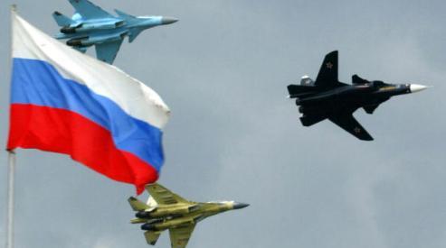 Русские истребители Су-47 (справа), Су-35 (вверху слева) и Су-30 | Денис Синяков