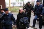 Ходорковский под конвоем входит в здание суда