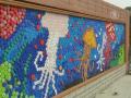 Школу Тайваня украсили экологичной мозаикой из крышек
