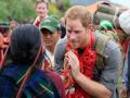 Принц Гарри станцевал с непальцами в Гималаях