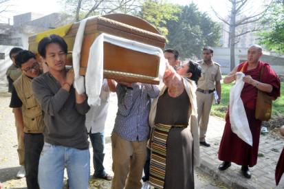 Гроб с телом Джампел Еши, погибшего от самосожжения | STR/AFP/Getty Images 