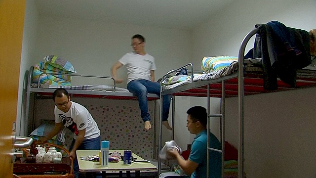 Китайцы всё чаще ночуют в офисах