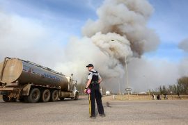 Пожар в Канаде подбирается к местам нефтедобычи