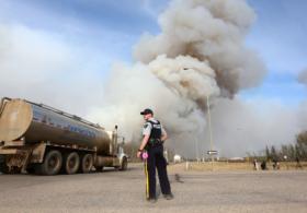 Пожар в Канаде подбирается к местам нефтедобычи