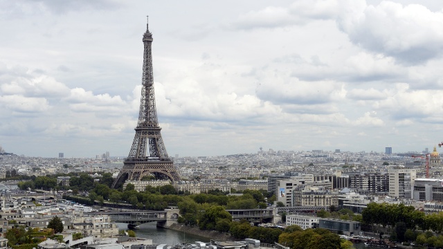 Туристы всё ещё не спешат в Париж после атак