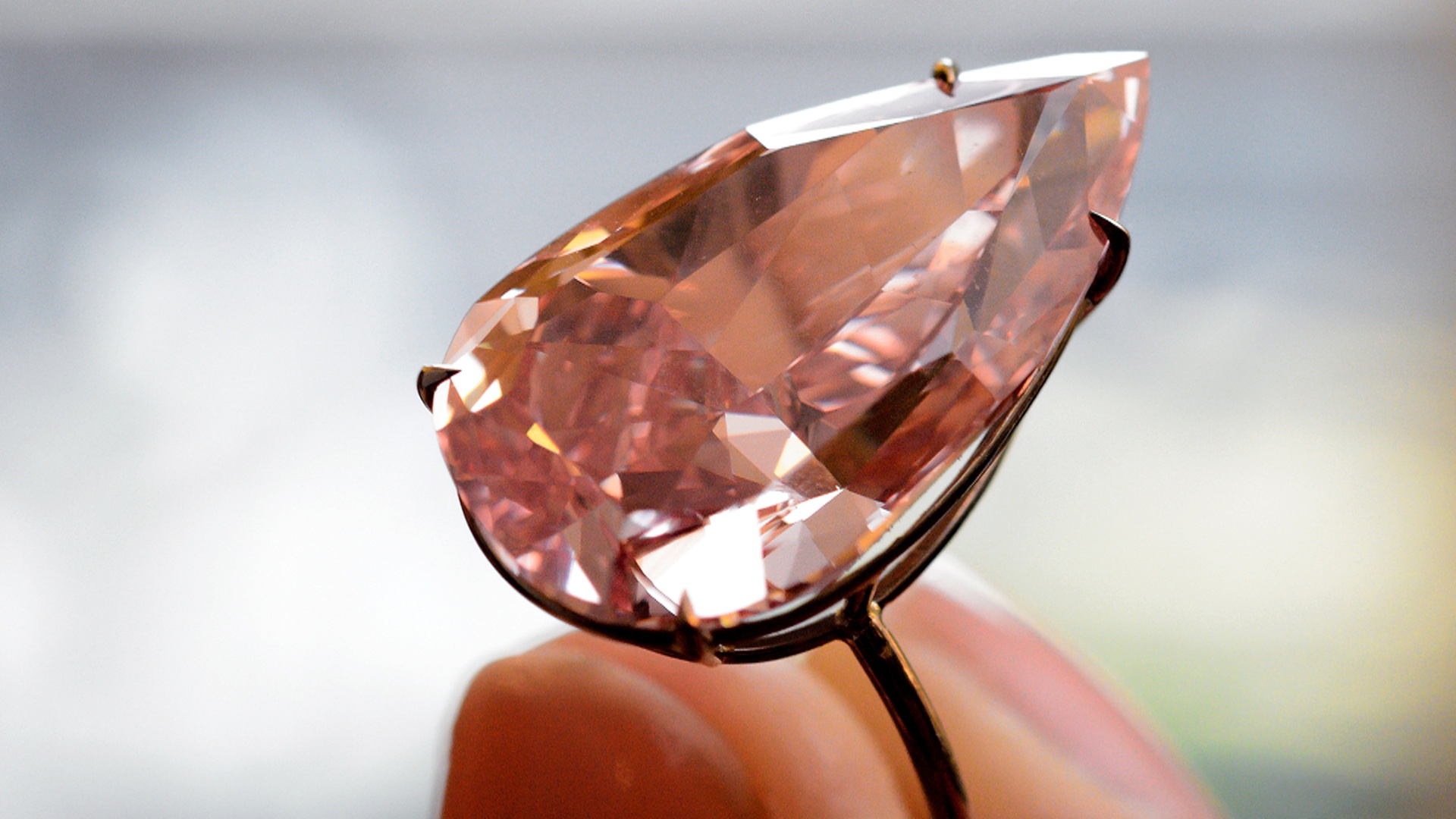 Грушевидный розовый бриллиант продан за $31,5 млн