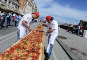 В Неаполе испекли двухкилометровую пиццу