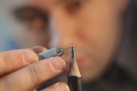 Босниец создает скульптуры на кончике карандаша
