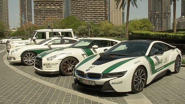 Полиция Дубая ездит на Bentley, Bugatti и Porsche