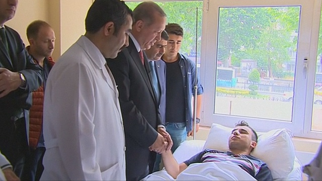 Эрдоган навестил пострадавших от взрыва в Стамбуле