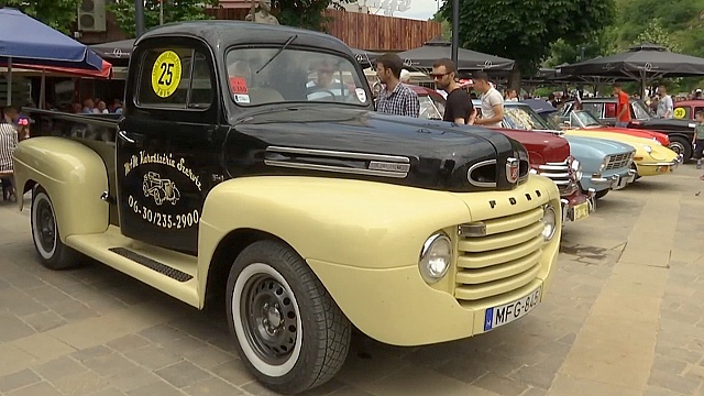 Раритетные авто показали на выставке в Косово