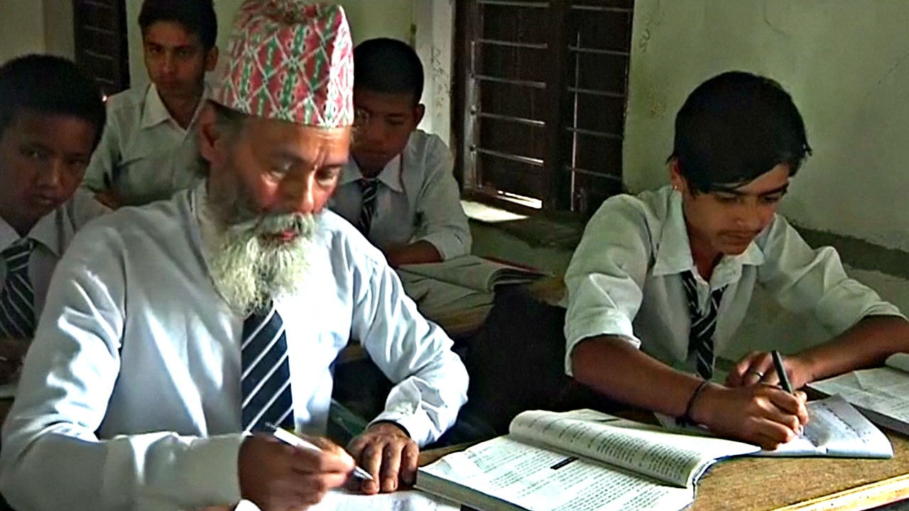 Самому старому школьнику Непала – 68 лет