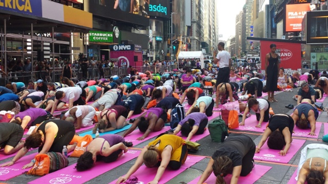 Йога на Таймс-сквер: торжество разума над безумием