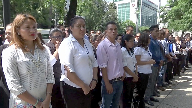 В Мехико эвакуировали людей из-за землетрясения