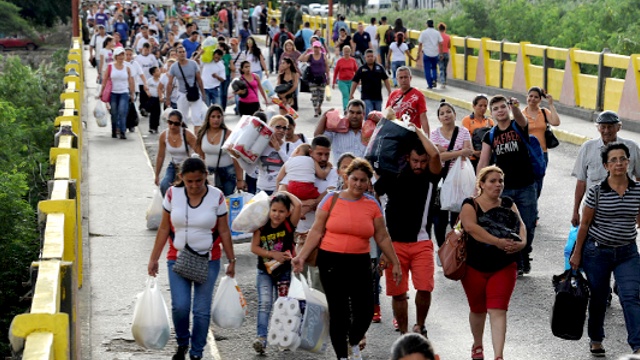 Тысячи венесуэльцев скупают продукты в Колумбии