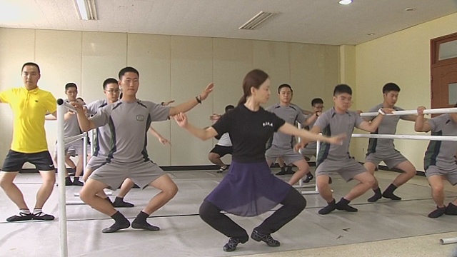 Южнокорейские солдаты учатся балету