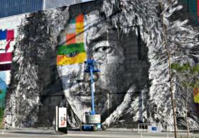 Бразилец пишет гигантские граффити к Олимпиаде в Рио