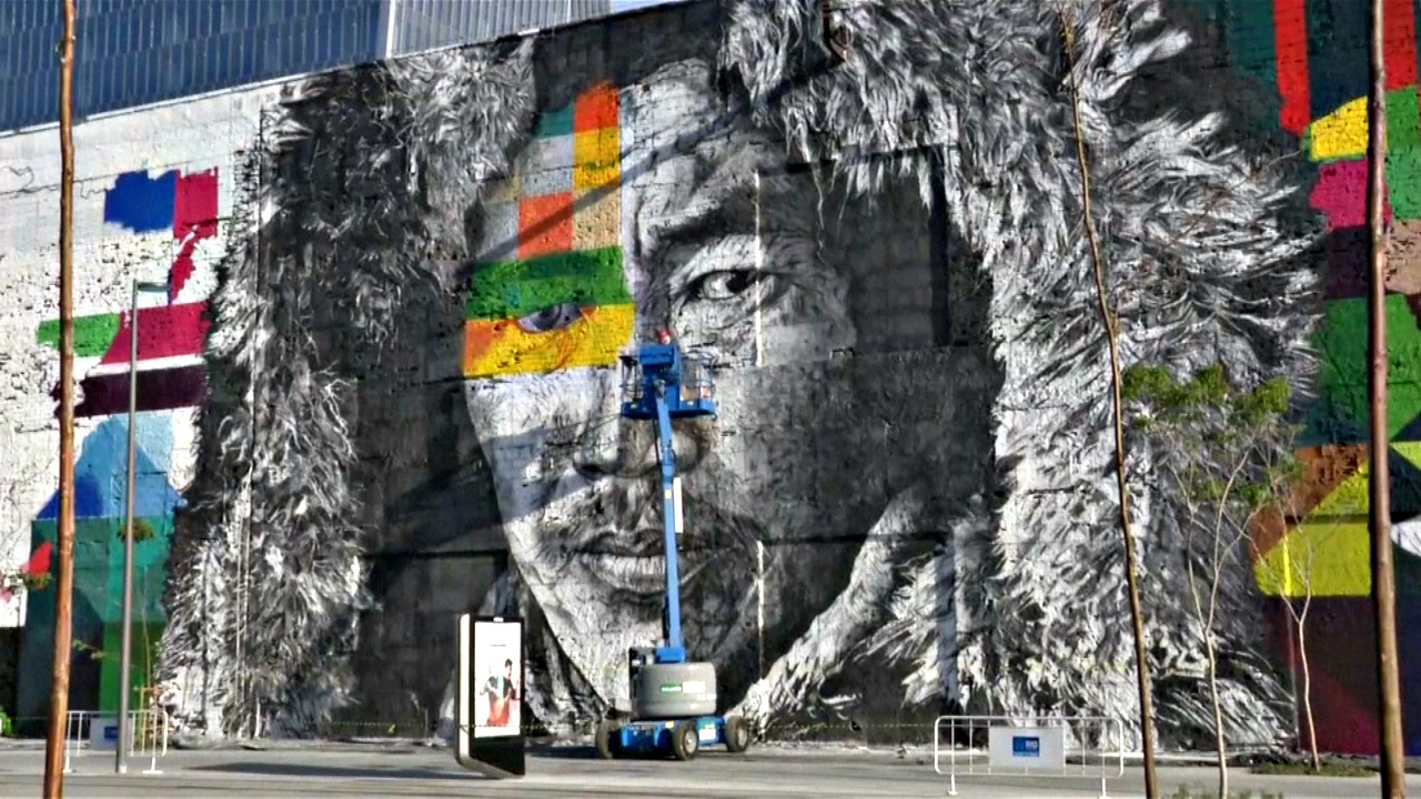 Бразилец пишет гигантские граффити к Олимпиаде в Рио