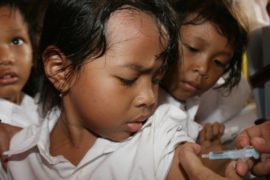 Повторную вакцинацию детей начали в Индонезии