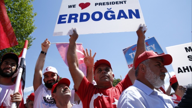 Турция: сторонники Эрдогана празднуют на улицах