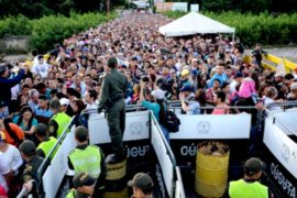Венесуэльцы снова штурмуют границу с Колумбией