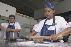 Бедных мексиканцев бесплатно обучают на поваров