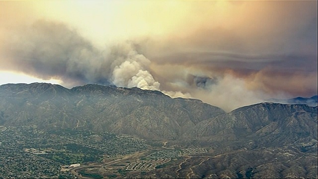 В Калифорнии снова бушуют лесные пожары