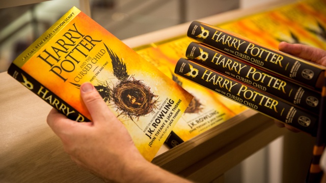 Новая книга о Гарри Поттере стала в Великобритании хитом