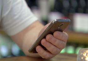 Зачем в британском баре блокируют мобильные телефоны?
