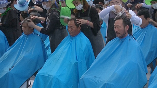 Южнокорейцы бреют головы в знак протеста