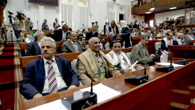 Парламент Йемена передал власть повстанцам