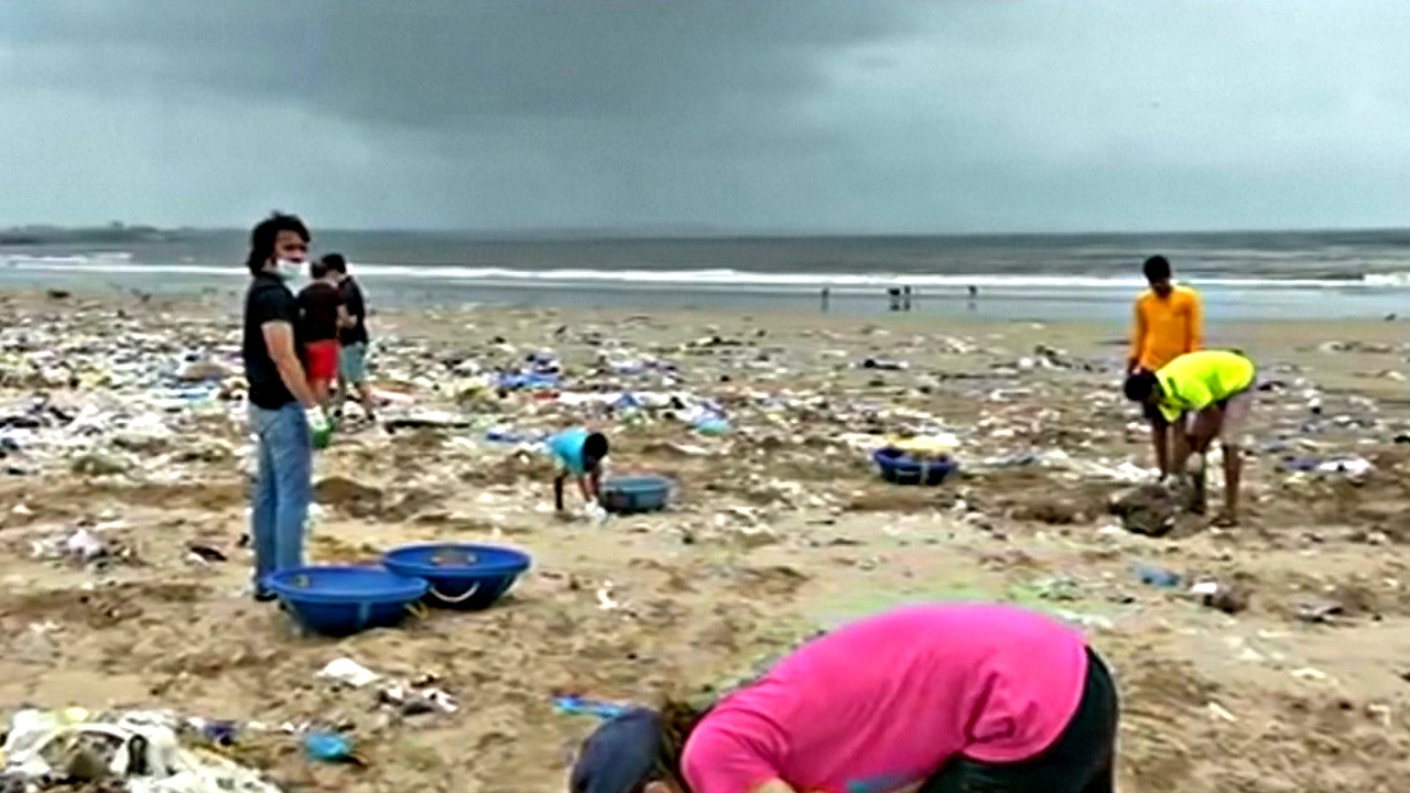 На пляже в Мумбаи собрали 2,5 тонны мусора