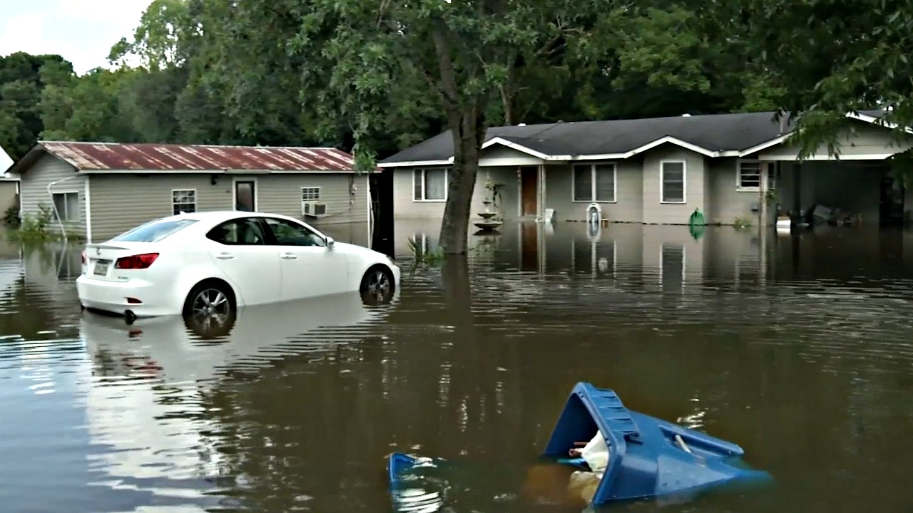 Жители Луизианы начали возвращаться в затопленные дома