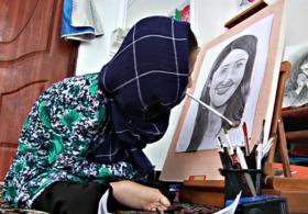 Афганская художница-инвалид рисует ртом