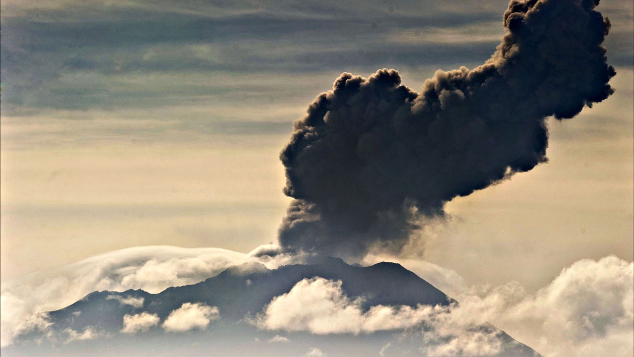 Активный вулкан Убинас мониторят с помощью дрона