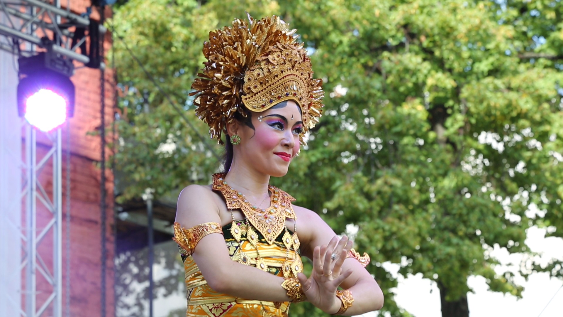 Японка представила в Москве танцы Индонезии