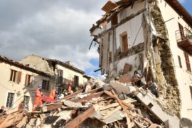 Последствия землетрясений в Италии и Мьянме