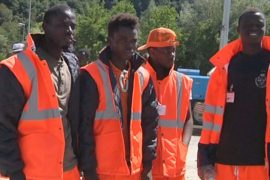 Мигранты помогают пострадавшим от землетрясения в Италии