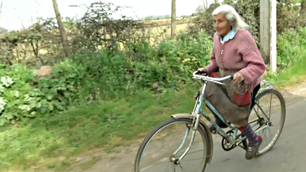 90-летняя фермер ездит по 30 км в день на велосипеде