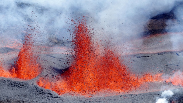 Извержение вулкана на Реюньоне застало врасплох туристов