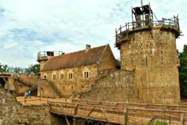 Во Франции строят замок средневековыми методами