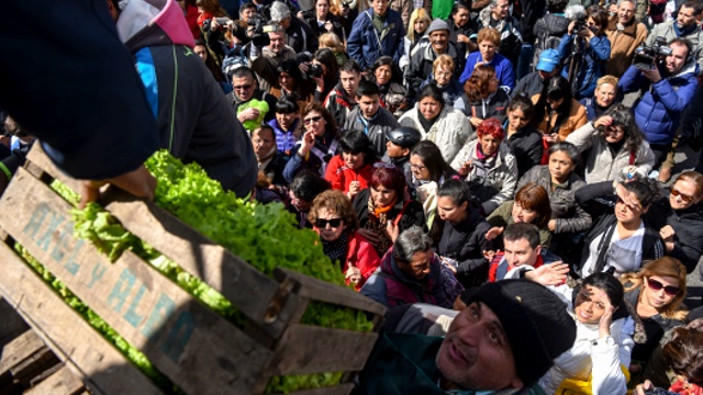 Протест фермеров: в Буэнос-Айресе бесплатно раздают овощи