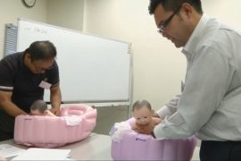 Японцы ходят на курсы по уходу за детьми