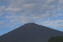 Индонезия: сотни туристов спасены с извергающегося вулкана