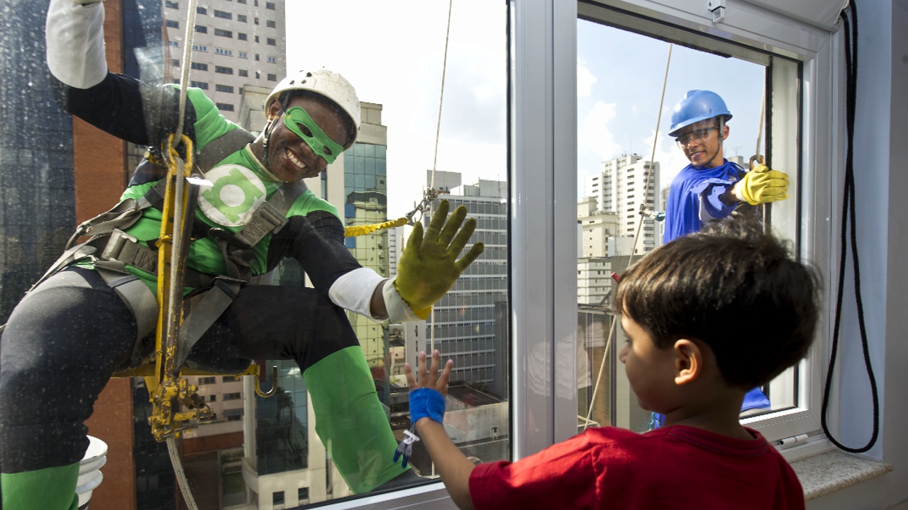 Супергерои-мойщики окон развлекают больных детей
