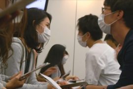 В Японии проводят блиц-свидания в масках