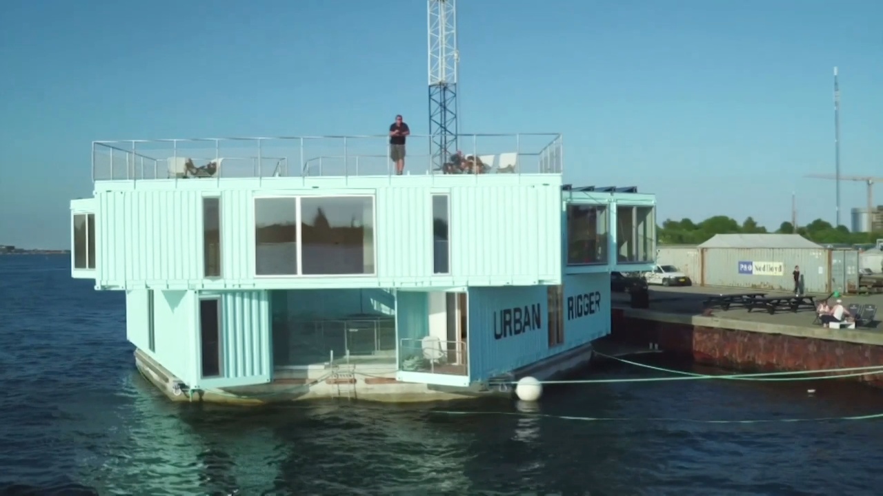Дания: дома из старых контейнеров на воде